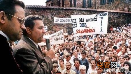 瓦文萨当总统拿总统工资,不当总统了回船厂当电工拿电工资,是怎么做到的？是真的吗？