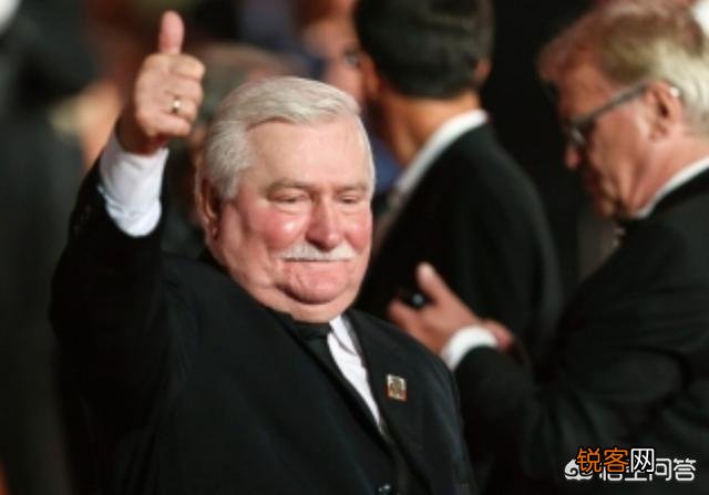 瓦文萨当总统拿总统工资,不当总统了回船厂当电工拿电工资,是怎么做到的？是真的吗？