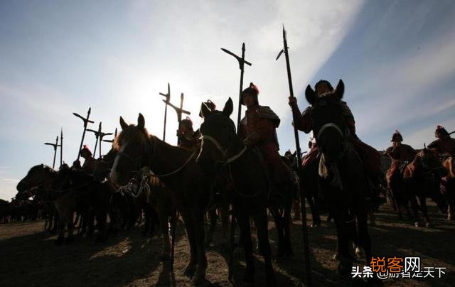 无限子弹 如果携带一把冲锋枪回到春秋战国,最高能混成什么职位？