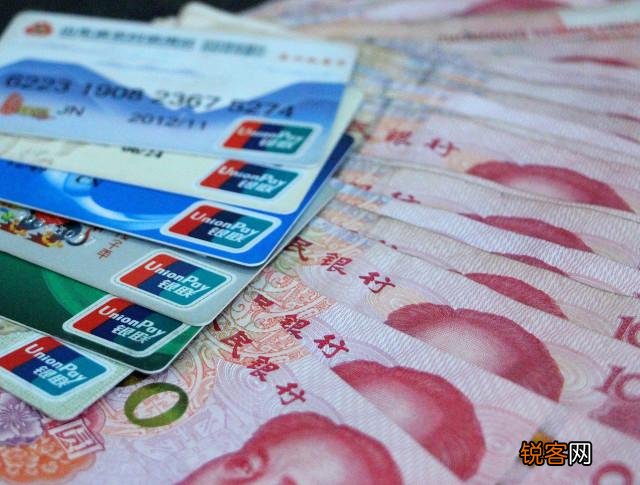 如果人去世了,存在银行的钱没人知道,该怎么办？银行会通知家属吗？