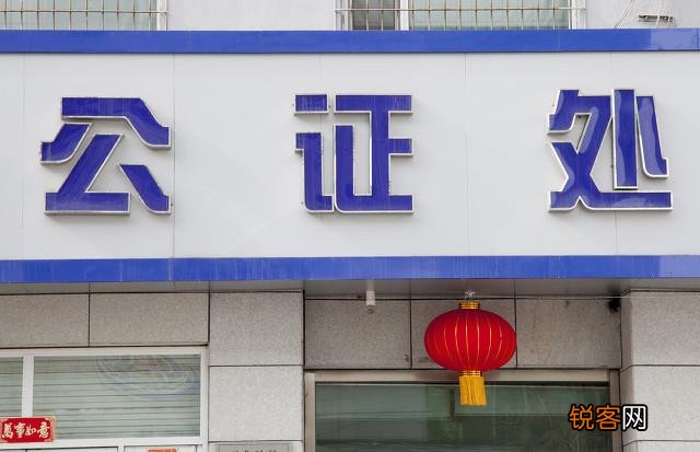如果人去世了,存在银行的钱没人知道,该怎么办？银行会通知家属吗？