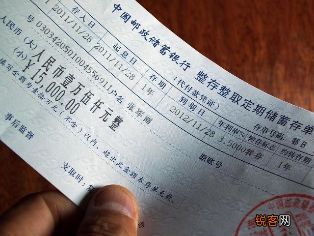 如果人去世了,存在银行的钱没人知道,该怎么办？银行会通知家属吗？