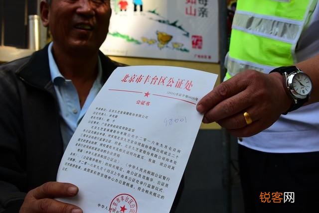 如果人去世了,存在银行的钱没人知道,该怎么办？银行会通知家属吗？