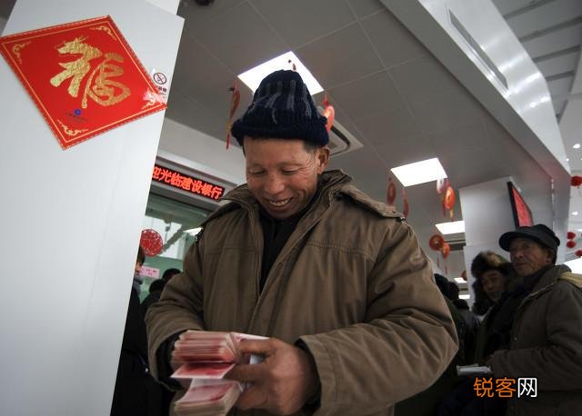 如果人去世了,存在银行的钱没人知道,该怎么办？银行会通知家属吗？