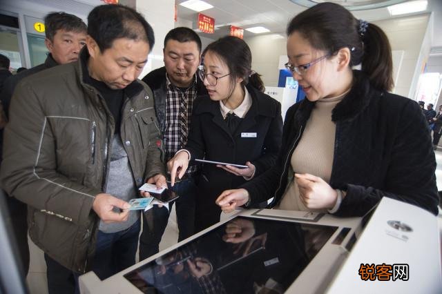 如果人去世了,存在银行的钱没人知道,该怎么办？银行会通知家属吗？