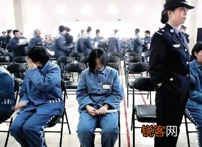 死刑犯在执行枪决前5分钟,一头撞在地上意识模糊,是抢救是补枪？