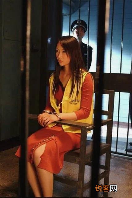 死刑犯在执行枪决前5分钟,一头撞在地上意识模糊,是抢救是补枪？