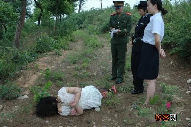 死刑犯在执行枪决前5分钟,一头撞在地上意识模糊,是抢救是补枪？