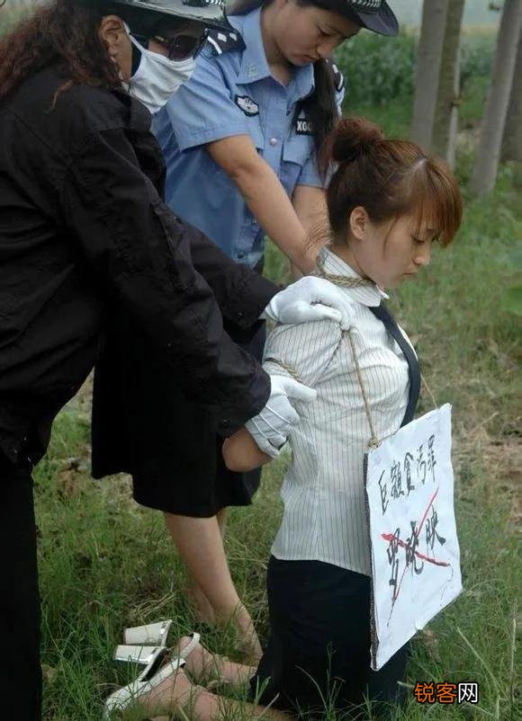 死刑犯在执行枪决前5分钟,一头撞在地上意识模糊,是抢救是补枪？