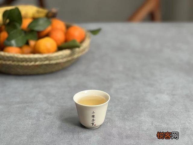 如何根据香气来判断白茶的品质？
