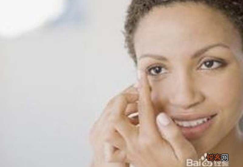 眼镜的正确戴上方法