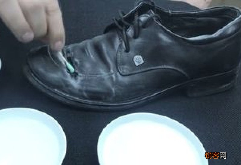 皮鞋冒白碱怎么办
