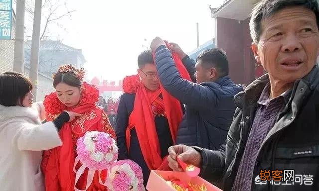 农村有句话“媳妇是钱买的,孙子是爷奶的”,娶个媳妇有时会让一个家一夜返贫,你怎么看？