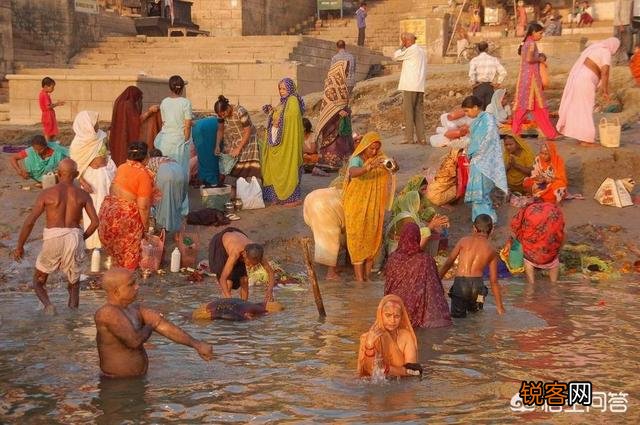 澳大利亚比两个印度还大,但是军队才5万人,为何还嫌军队太多了？