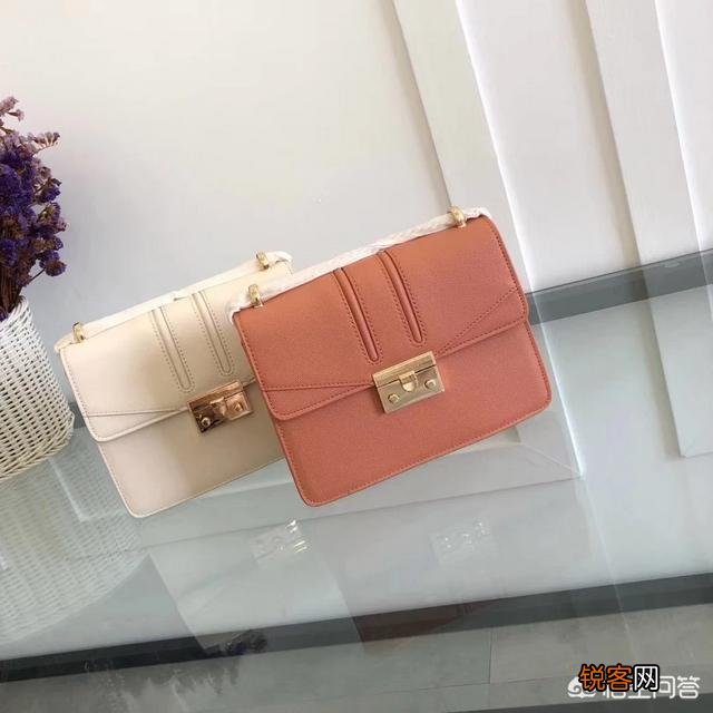 请问小ck的包包和鞋子工厂货100-200以内可以买吗,朋友圈里所谓的小ck正品价位参差不齐怎么判断？