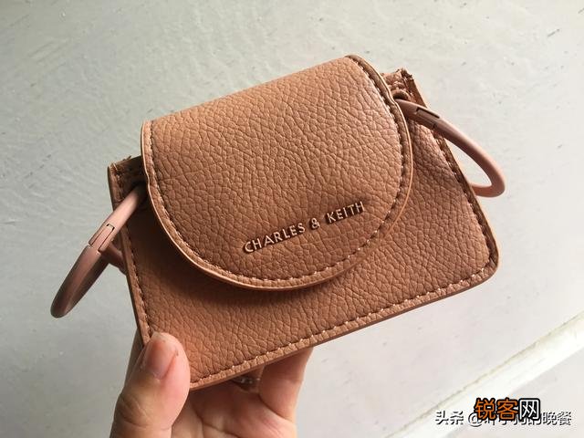 请问小ck的包包和鞋子工厂货100-200以内可以买吗,朋友圈里所谓的小ck正品价位参差不齐怎么判断？