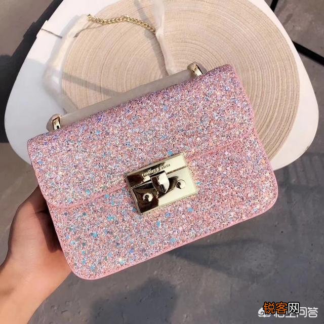 请问小ck的包包和鞋子工厂货100-200以内可以买吗,朋友圈里所谓的小ck正品价位参差不齐怎么判断？