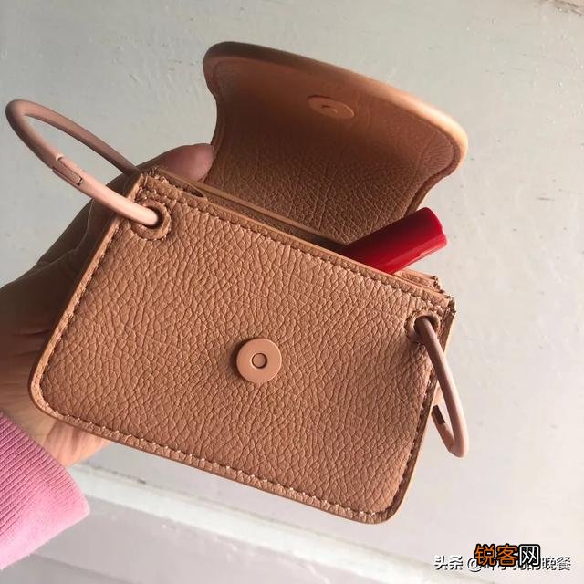 请问小ck的包包和鞋子工厂货100-200以内可以买吗,朋友圈里所谓的小ck正品价位参差不齐怎么判断？