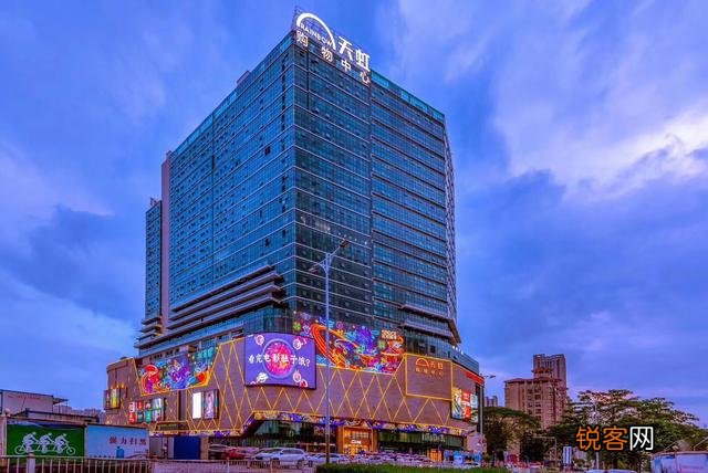 如果服务员被客人打了,酒店管理者应该怎样与客人进行沟通？