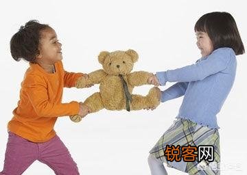 两岁的女宝宝被小朋友夺走玩具时只知道哭,不懂得反抗,该怎么办？