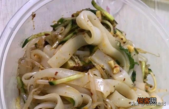 刚开了一个小餐饮,做冷锅串串的,在一个小吃街,开业3天了,没有顾客,该怎么整？