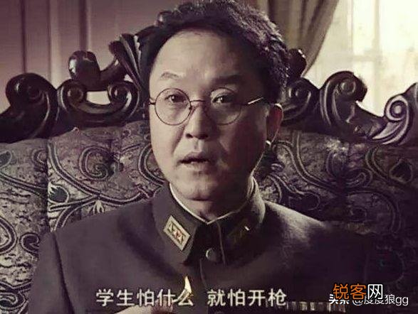 《潜伏》电视剧里,为什么天津站的高层里面只有余则成会偶尔穿军装？