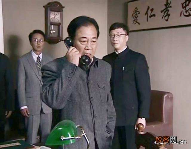 《潜伏》电视剧里,为什么天津站的高层里面只有余则成会偶尔穿军装？