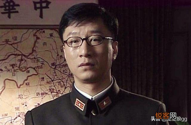 《潜伏》电视剧里,为什么天津站的高层里面只有余则成会偶尔穿军装？