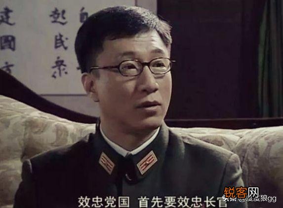 《潜伏》电视剧里,为什么天津站的高层里面只有余则成会偶尔穿军装？