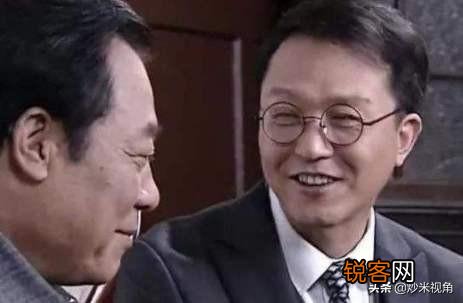 《潜伏》电视剧里,为什么天津站的高层里面只有余则成会偶尔穿军装？