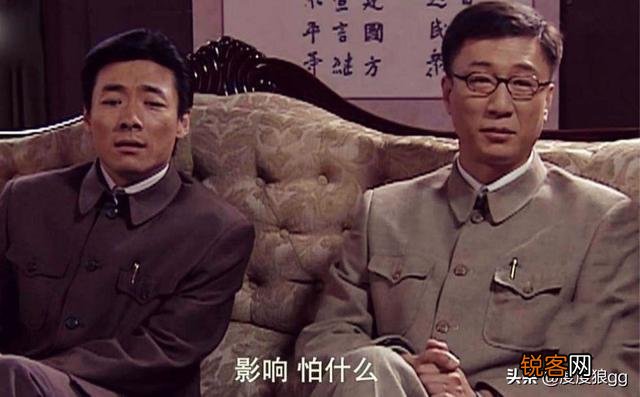 《潜伏》电视剧里,为什么天津站的高层里面只有余则成会偶尔穿军装？