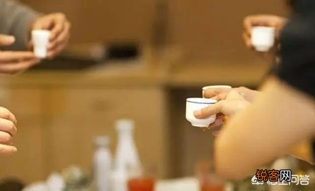 大家平时在请客吃饭或被请的时候注意到落座讲究些什么礼仪么？