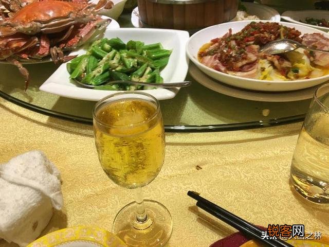 女主人请一对夫妻吃饭,应该坐哪个位置合适？酒桌文化有哪些？