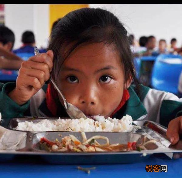 小学,有食堂 如何合理的安排用餐座位？