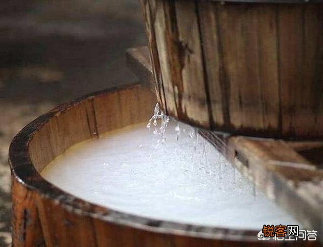 水浒传中,武松叫店家筛一碗酒,为什么要用筛呢？
