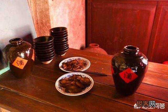 水浒传中,武松叫店家筛一碗酒,为什么要用筛呢？