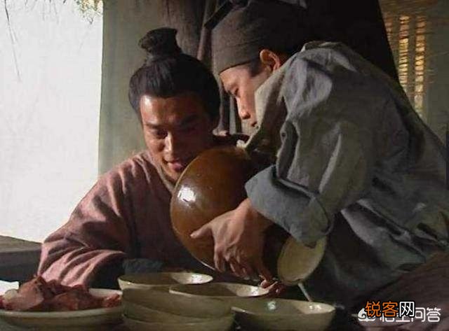 水浒传中,武松叫店家筛一碗酒,为什么要用筛呢？