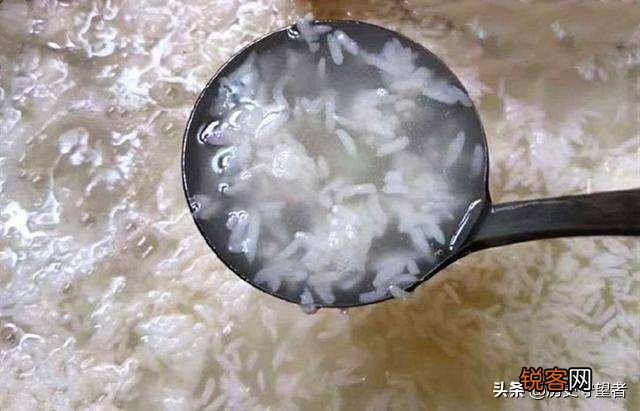 水浒传中,武松叫店家筛一碗酒,为什么要用筛呢？