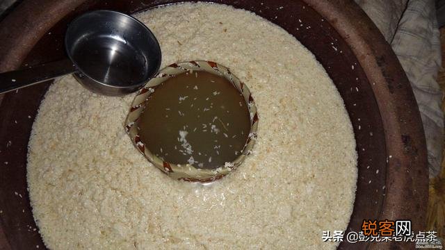 水浒传中,武松叫店家筛一碗酒,为什么要用筛呢？