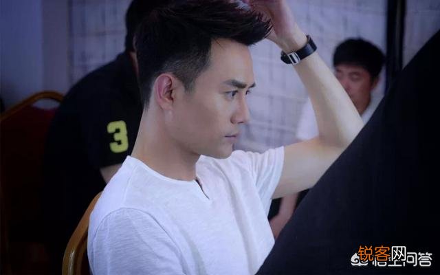 你觉得哪位男明星最帅？如果有机会和他一起相聚在饭局上,你会怎么做？