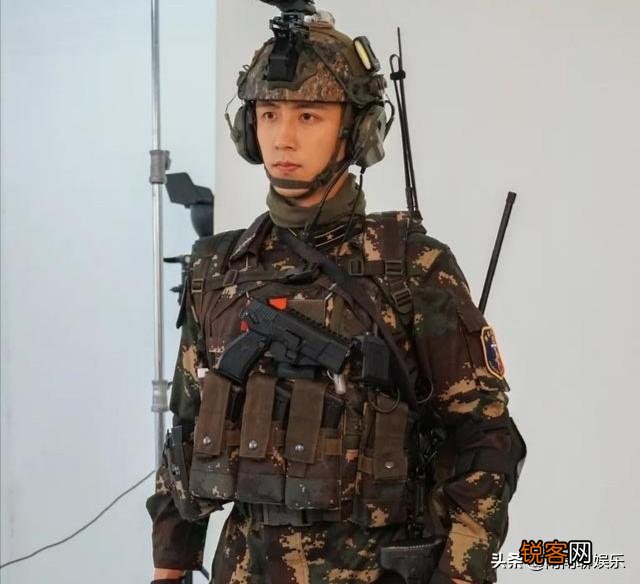 你觉得哪个男明星穿军装最帅,为什么呢？