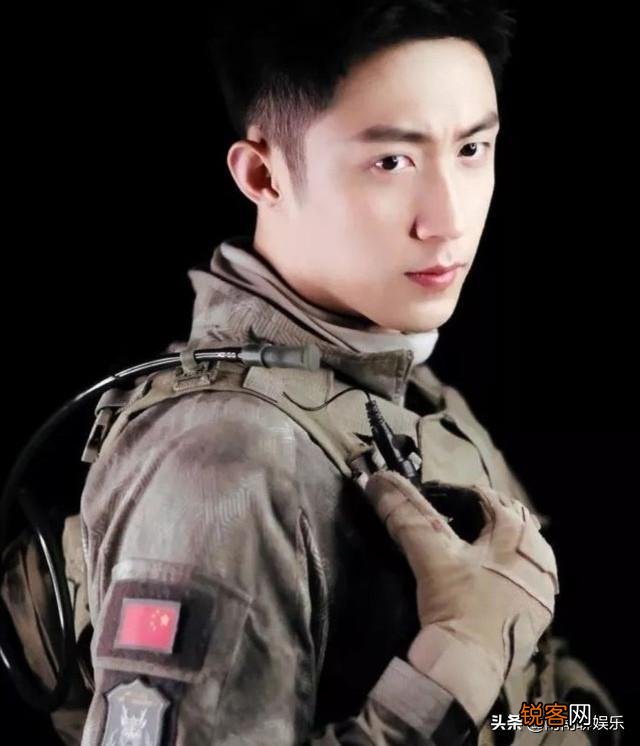 你觉得哪个男明星穿军装最帅,为什么呢？