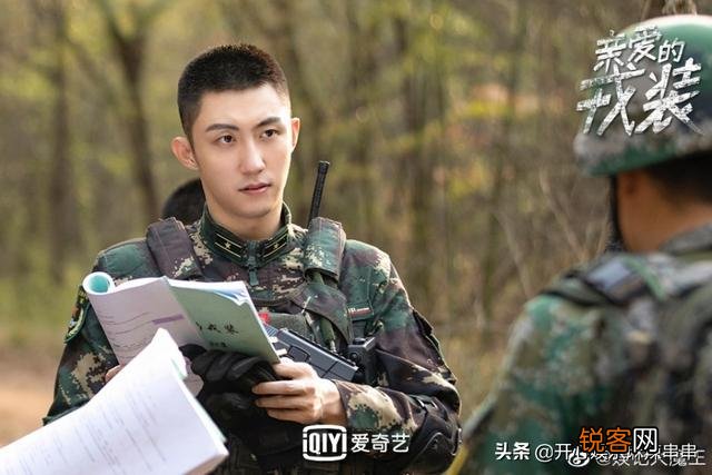 你觉得哪个男明星穿军装最帅,为什么呢？