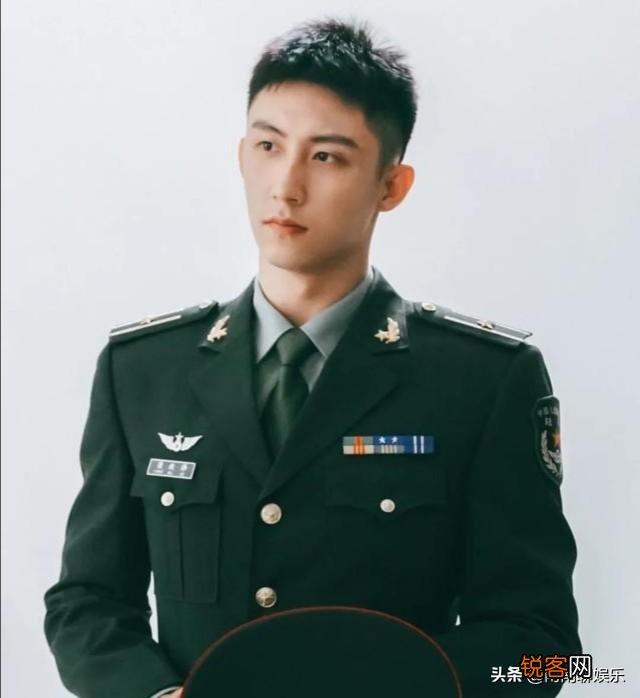 你觉得哪个男明星穿军装最帅,为什么呢？