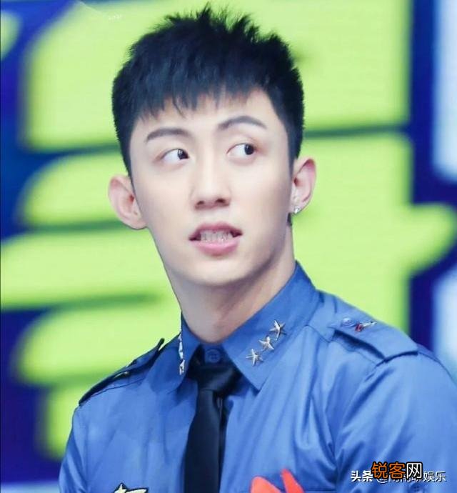 你觉得哪个男明星穿军装最帅,为什么呢？