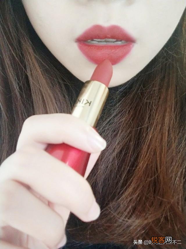 不考虑价格过年想买一个正红色口红,最推荐哪一个？