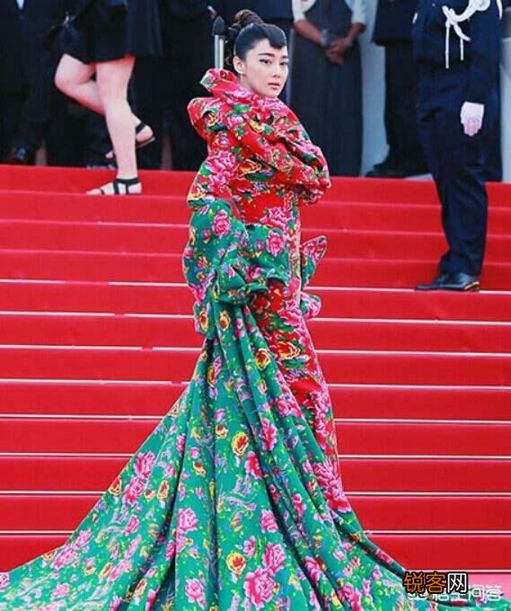 怎样搭配衣服会显得时尚一些？