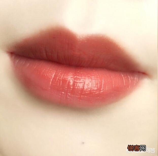 完全不化妆素颜涂口红会很奇怪吗？