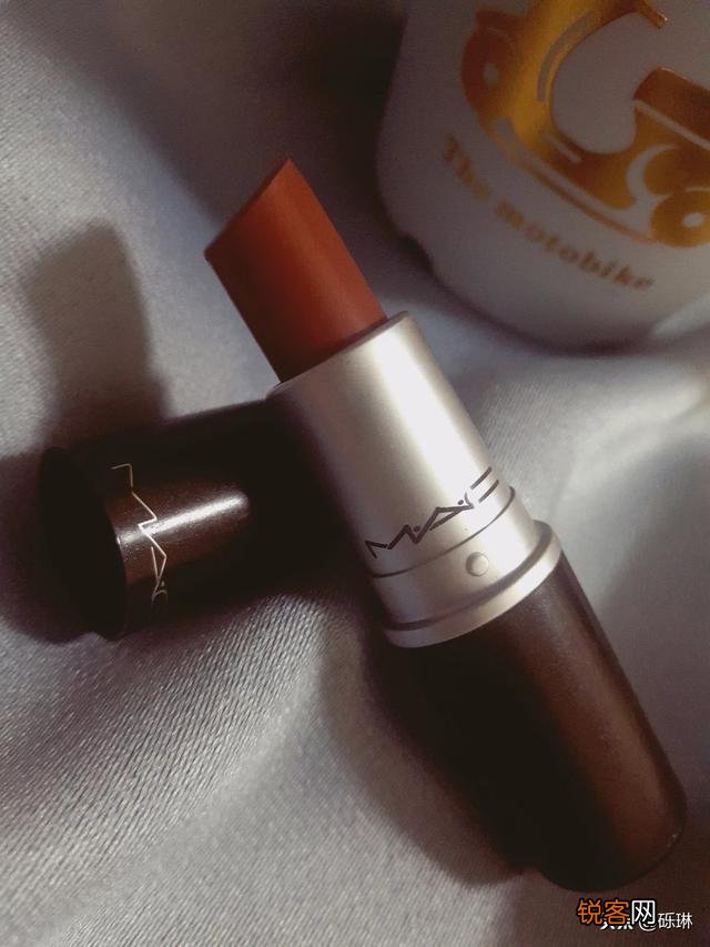 有什么好用的带点颜色的润唇膏口红推荐？