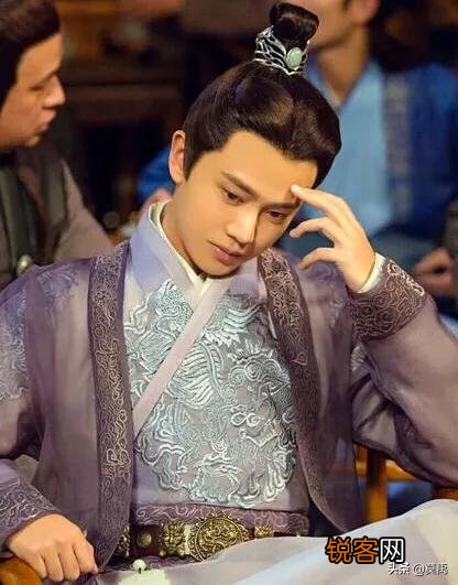 影视剧里有哪些男性人物或着男演员帅还自知的,还不油腻？